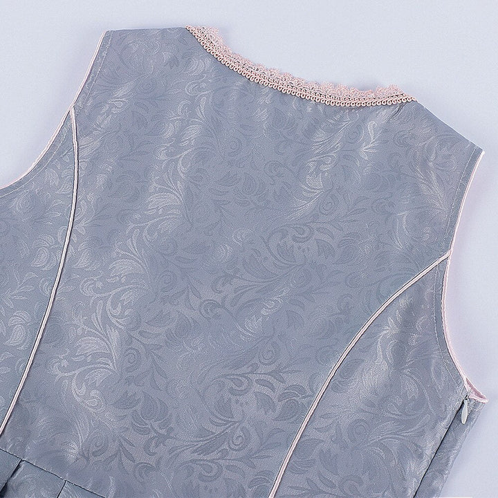 Rosa Damen Dirndl mit zarter Spitze & filigraner Stickerei, festlich & traditionell.