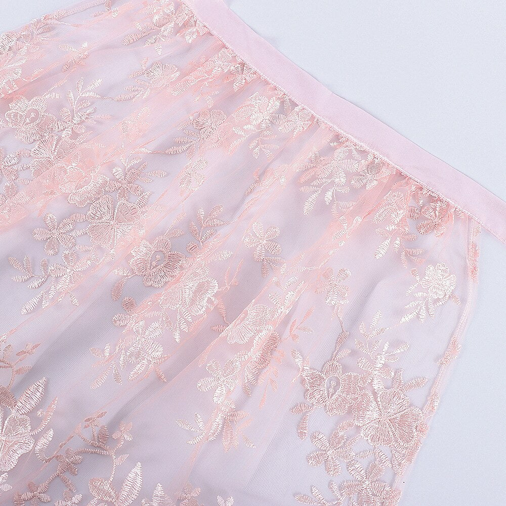 Wunderschönes rosa Spitzen-Dirndl für Damen, bestickt & festlich, für bayerische Anlässe.