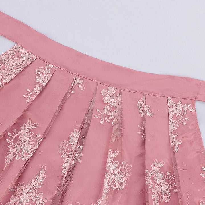 Traditionelles rosa Oktoberfest-Dirndl für Damen, bayerisches Trachtenkleid mit eleganter Satinschleife.