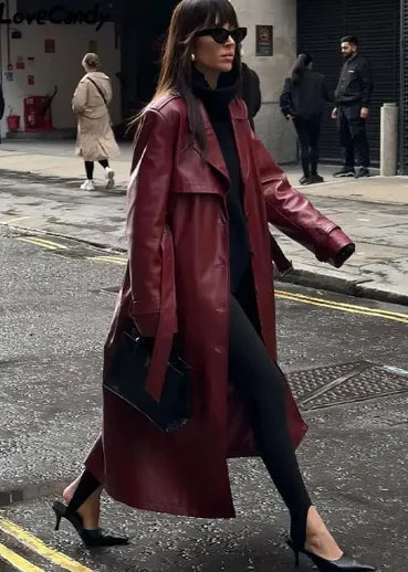 Rote lange Damenjacke mit eleganten Schnürdetails, perfekt für den Herbst.