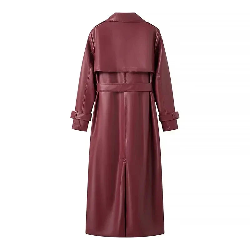 Moderne lange Herbstjacke für Frauen in kräftigem Rot mit dekorativen Schnürdetails.