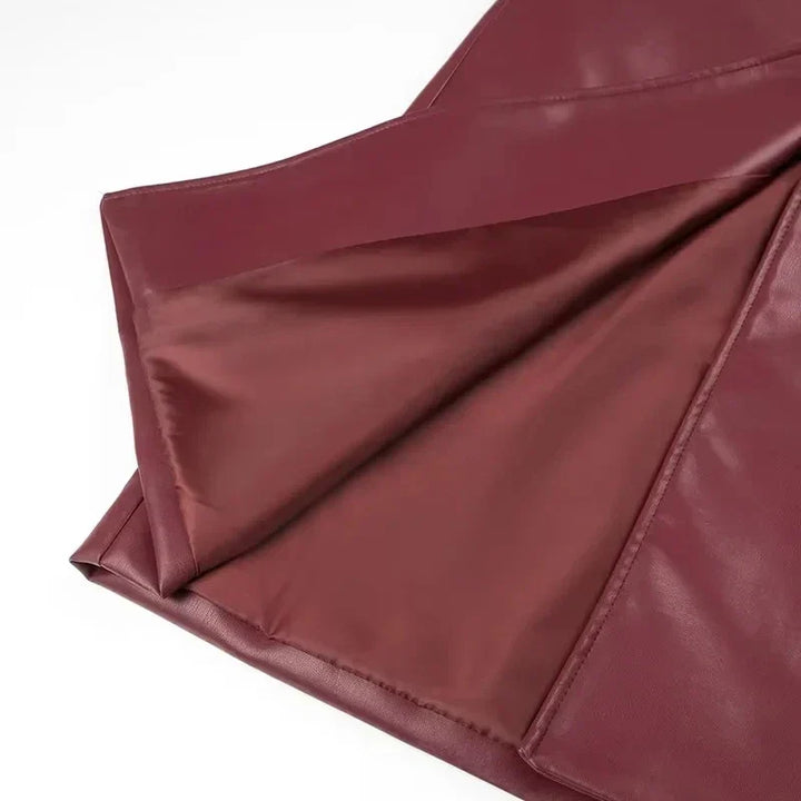 Schicker roter Frauenmantel mit seitlichen Schnürdetails, ideal als Übergangsjacke für Damen.
