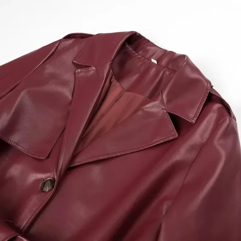 Langer roter Damenmantel mit Schnürdetails an den Ärmeln und Gürtel für einen eleganten Look.