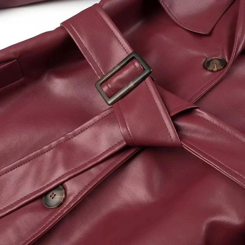 Ganzkörperbild: Elegante rote Damen-Winterjacke, lang, mit feinen Schnürdetails und Knopfleiste.