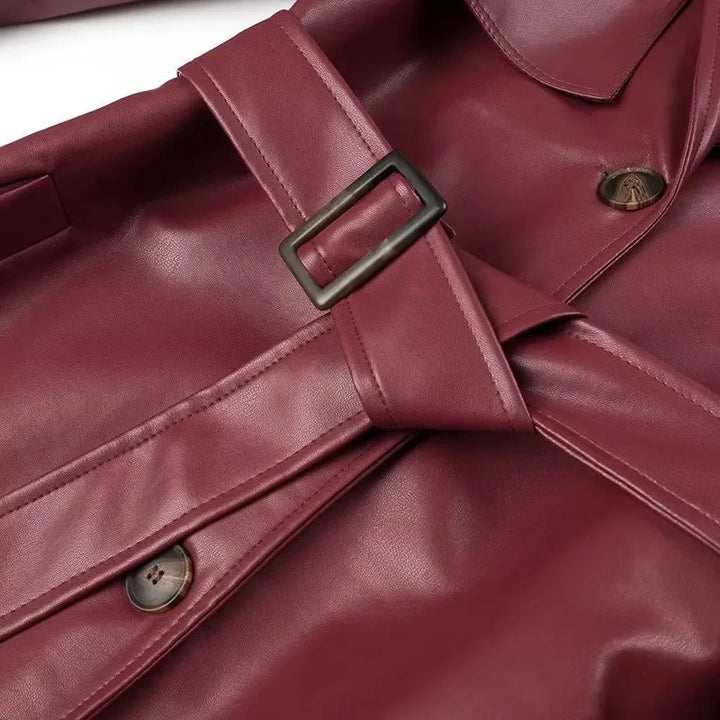 Ganzkörperbild: Elegante rote Damen-Winterjacke, lang, mit feinen Schnürdetails und Knopfleiste.