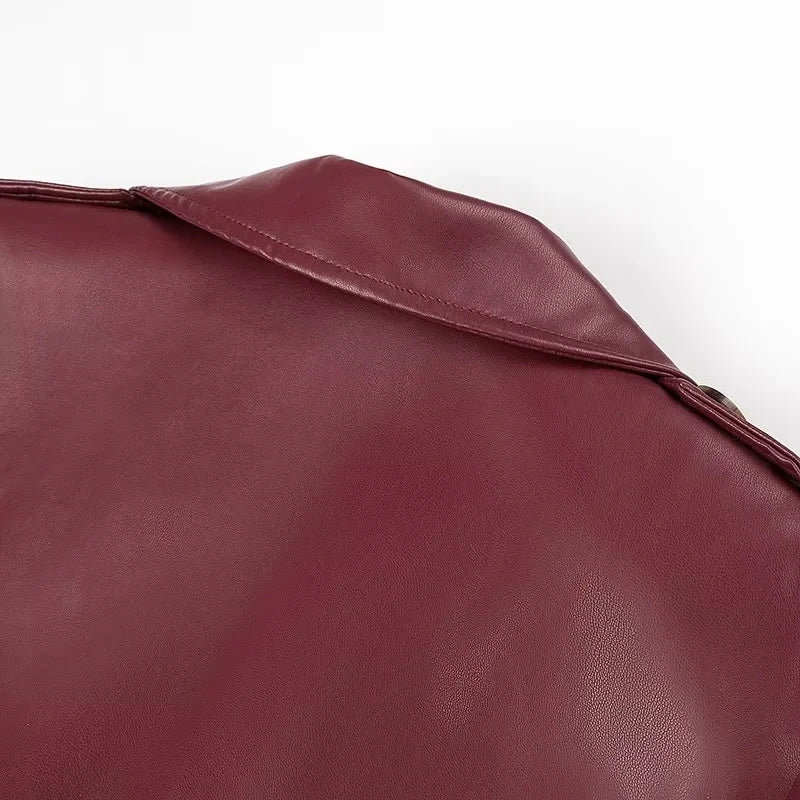 Stilvolle rote Damen-Übergangsjacke mit aufwendigen Schnürdetails, perfekt für den Herbst.
