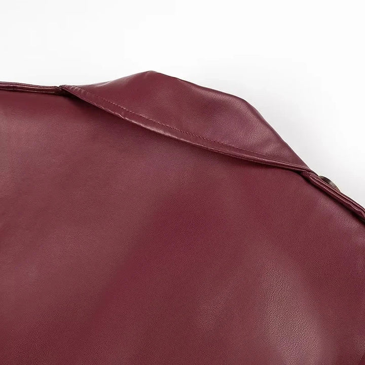 Stilvolle rote Damen-Übergangsjacke mit aufwendigen Schnürdetails, perfekt für den Herbst.