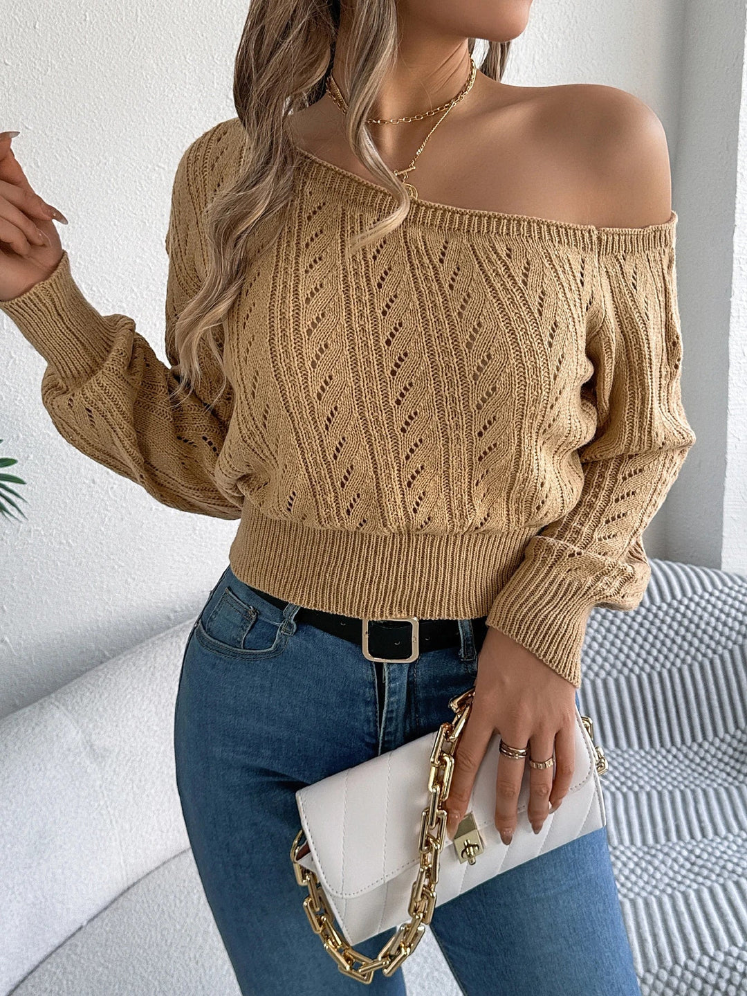 Khaki eleganter Damen Off-Shoulder Strickpullover. Bequemer Herbstpullover für vielseitige Damenmode.