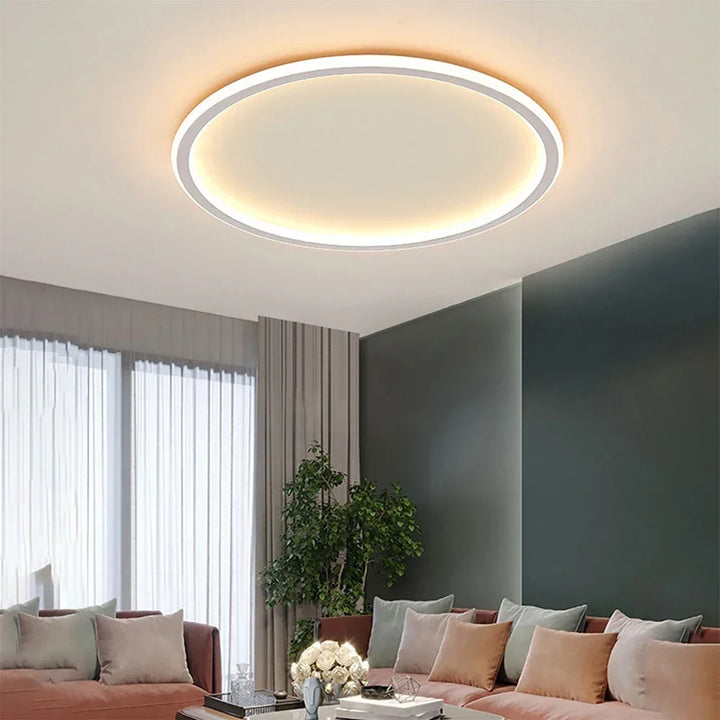 Runde LED-Deckenleuchte im skandinavischen Stil, aus Metall und Glas, mit sanfter Beleuchtung für moderne Wohnräume.