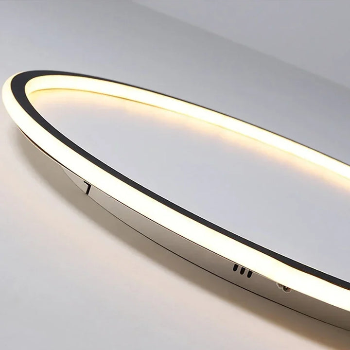Runde LED-Deckenleuchte im skandinavischen Stil, aus Metall und Glas, mit sanfter Beleuchtung für moderne Wohnräume.