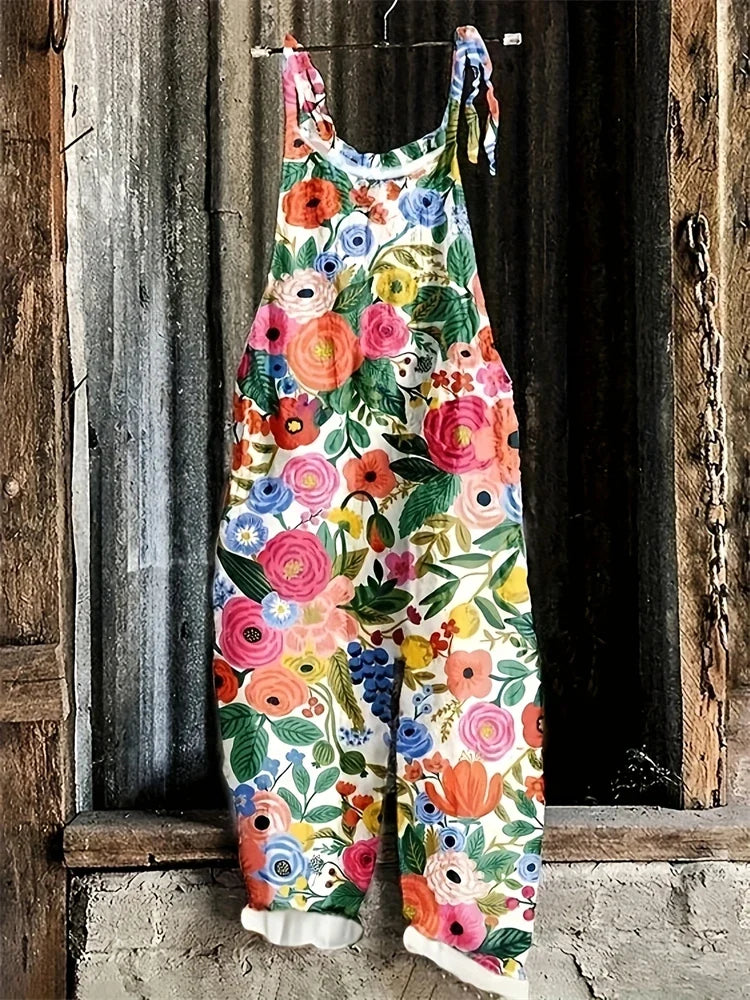 Bunter Damen Overall mit Wildblumen Muster an Holzwand