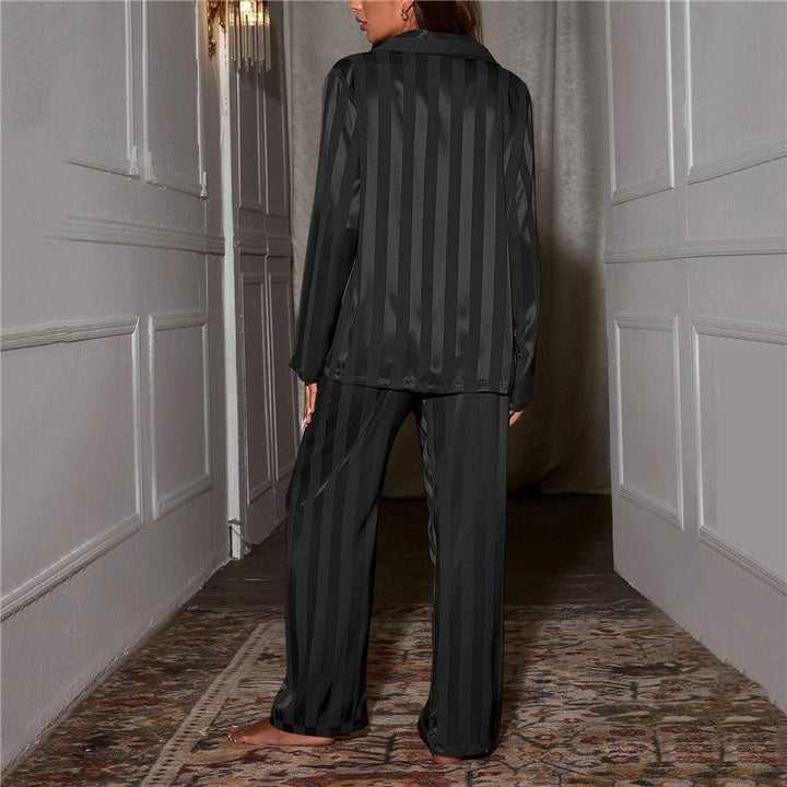 "Satin Pyjama in Beige mit elegantem Design und weicher Textur, ideal für Damen-Loungewear"