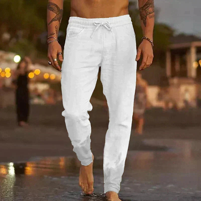 Modischer Mann trägt hellblaue Leinen Optik Hose für einen sommerlichen Look