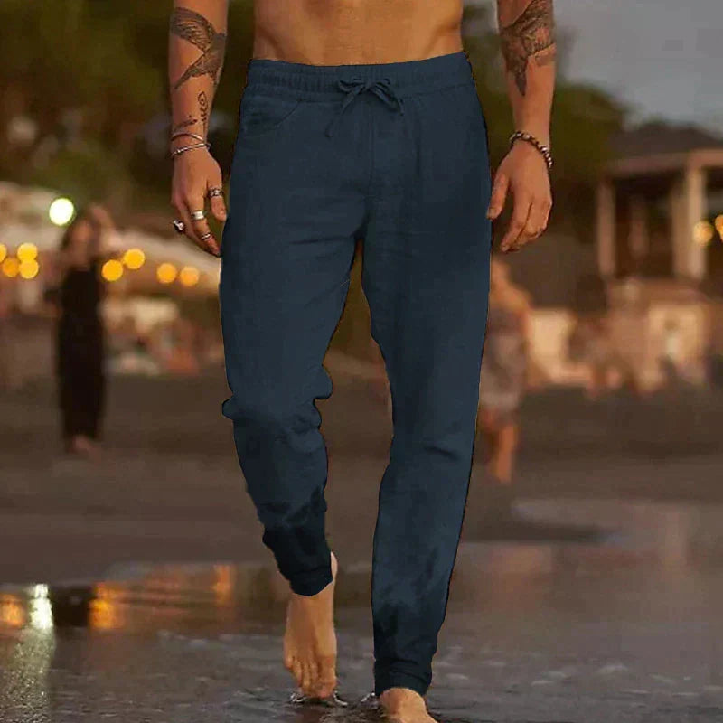 Dunkelblaue Herrenhose mit entspanntem Schnitt und Kordelzugbund, ideal für Freizeit