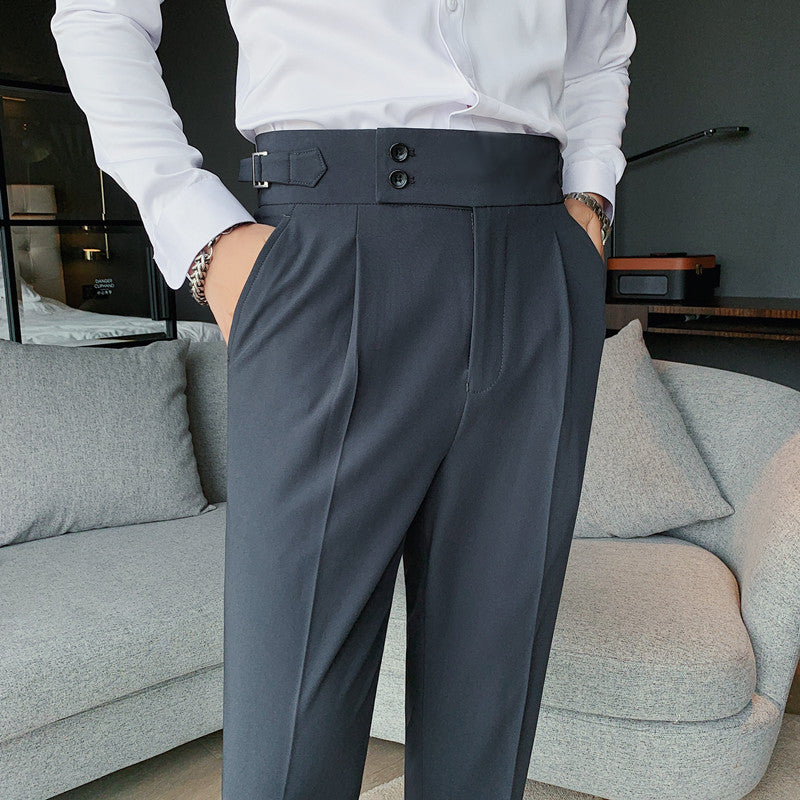 Nahaufnahme des weichen Stoffes der bequemen Herren Slim-Fit Hose, geeignet für den ganzen Tag.
