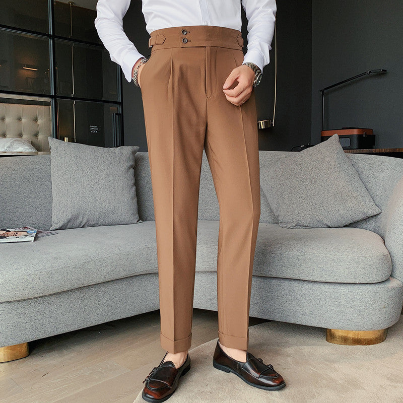 Rückansicht der Herren Slim-Fit Hose mit Gesäßtaschen, betont den modernen Schnitt und die schlanke Silhouette.