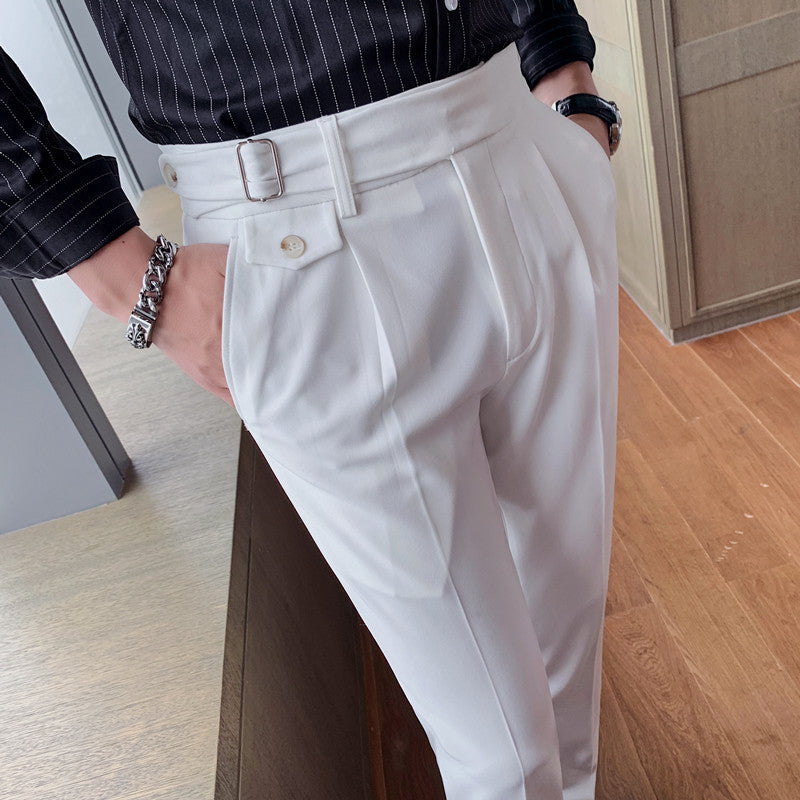 Vielseitige Herren Slim-Fit Hose kombiniert zu einem eleganten Business-Casual-Outfit, perfekt für stilbewusste Männer.