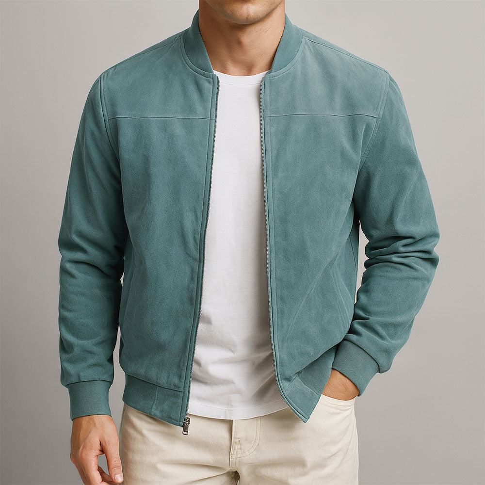 Grüne Slim Fit Herren Bomberjacke, minimalistisch & zeitlos. Perfekt als Übergangsjacke für Herrenmode.