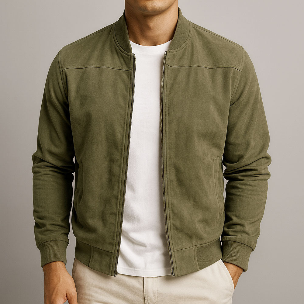 Klassische braune Herren Bomberjacke, schmal geschnitten. Modische Freizeitjacke & Übergangsjacke.
