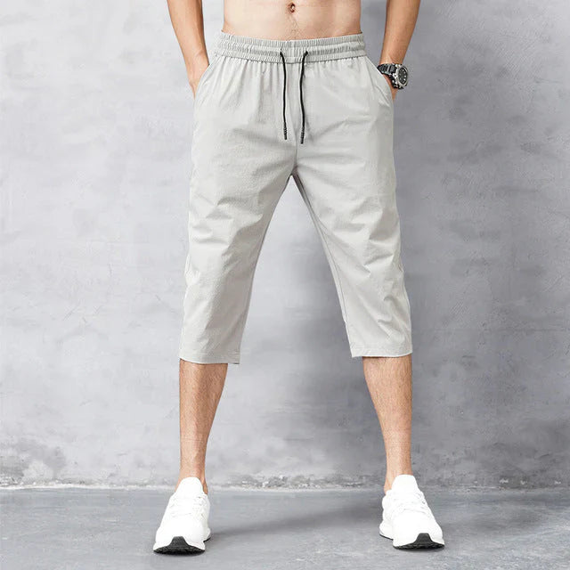 "Schnelltrocknende Badeshorts aus leichtem Stoff, moderner Schnitt, blau-weißes Design, ideal für Strand und Pool."