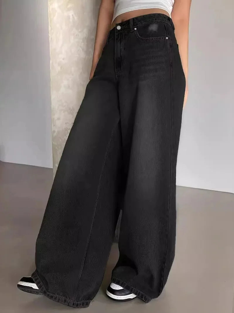 Schwarze Baggy Jeans für Damen, lockere Passform, hohe Taille. Lässige Freizeithose für Komfort im Alltag.