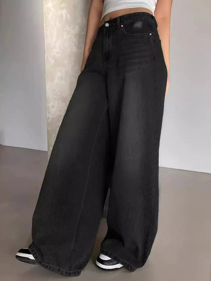 Schwarze Baggy Jeans für Damen, lockere Passform, hohe Taille. Lässige Freizeithose für Komfort im Alltag.