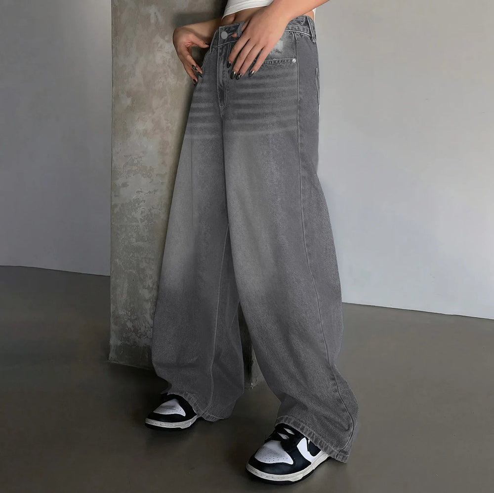 Blaue Baggy Jeans Damenhose mit weiten Beinen und lockerer Passform. Ideal für lässigen Stil und Alltagskomfort.