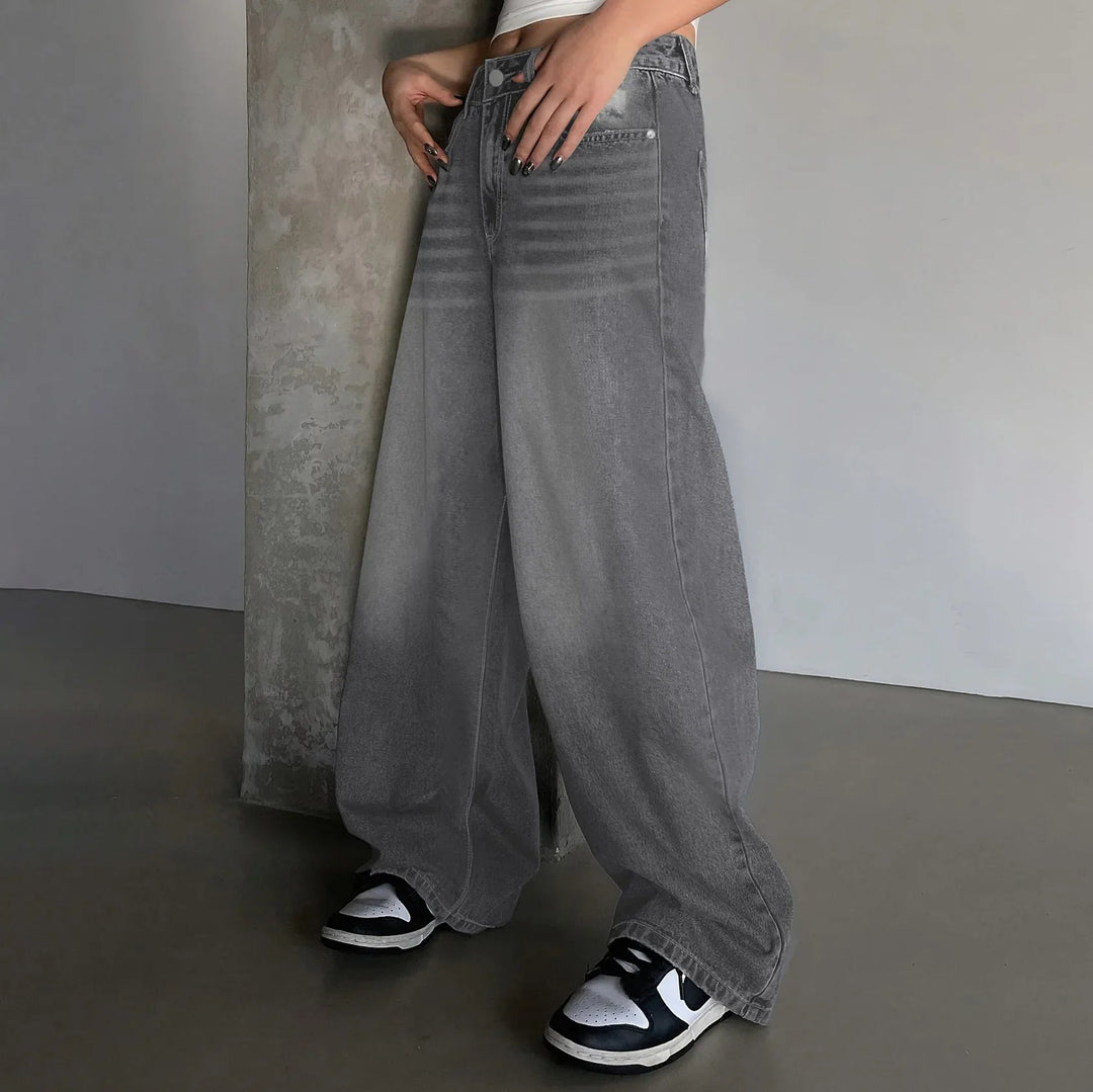 Blaue Baggy Jeans Damenhose mit weiten Beinen und lockerer Passform. Ideal für lässigen Stil und Alltagskomfort.