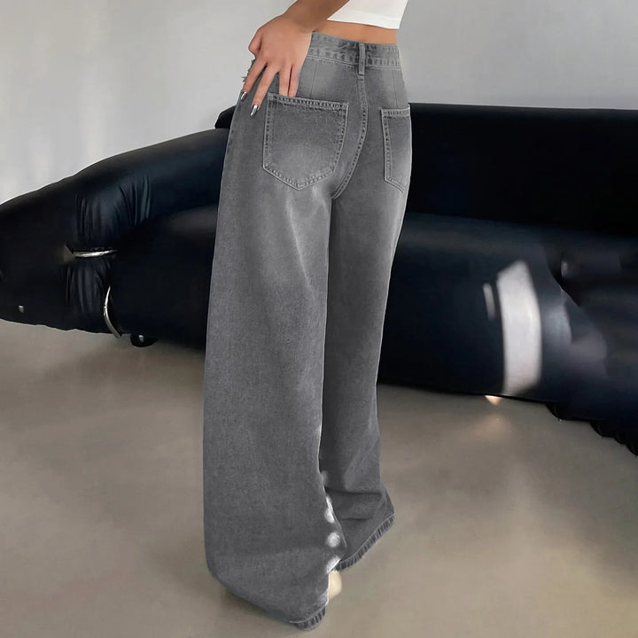 Modische Baggy Jeans für Damen mit hoher Taille und lockerer Passform. Perfekt für einen lässigen und bequemen Alltags-Look.