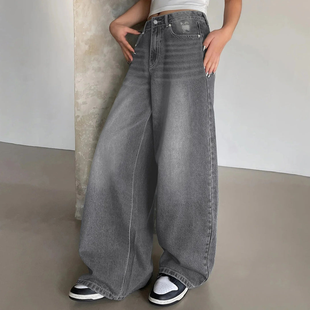 Frauen Baggy Jeans im lässigen Streetwear-Stil, weite Beine für maximalen Komfort. Trendige Damenhose.