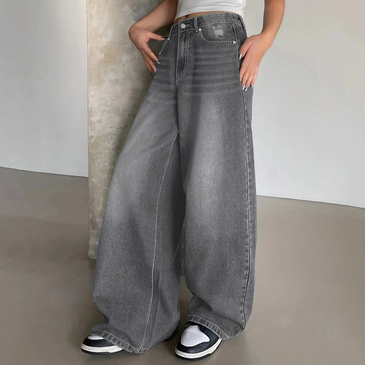 Frauen Baggy Jeans im lässigen Streetwear-Stil, weite Beine für maximalen Komfort. Trendige Damenhose.