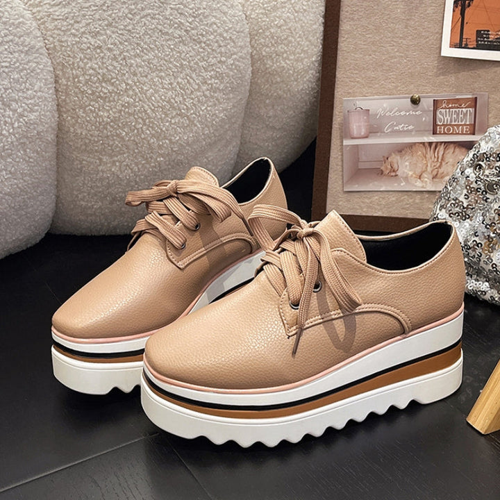 Seitliche Ansicht der beigen Christa Plateau Oxford Schuhe mit Schnürung. Klassisches Design für Frühlingsoutfits.