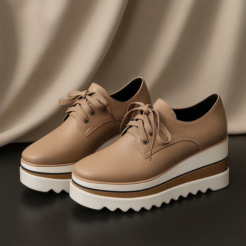 Nahaufnahme der Schnürdetails und des Obermaterials der weißen Christa Damen Plateau Schnür-Oxford Schuhe.