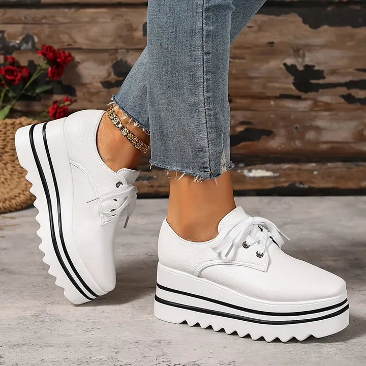 Elegante Christa Damen Plateau Schnür-Oxford Schuhe, schwarz. Perfekt für den Frühling, kombiniert mit Business-Look.
