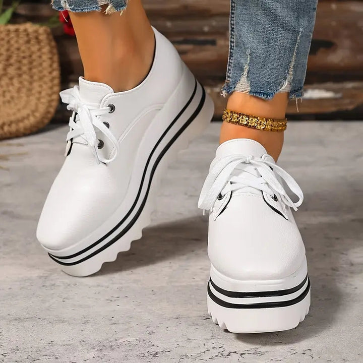 Modische Christa Plateau Schnür-Oxford Schuhe in Beige. Vielseitig, bequem & stylisch für Frühlingsmode.