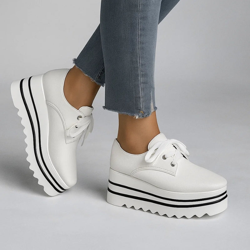 Weiße Christa Damen Plateau Oxford Schuhe. Klassische Schnürschuhe für den Frühling, elegant & komfortabel.