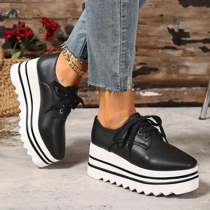 Christa Plateau Schnür-Oxford Schuhe für Damen, schwarz. Robuste Sohle & modisches Design für Freizeit & Business.