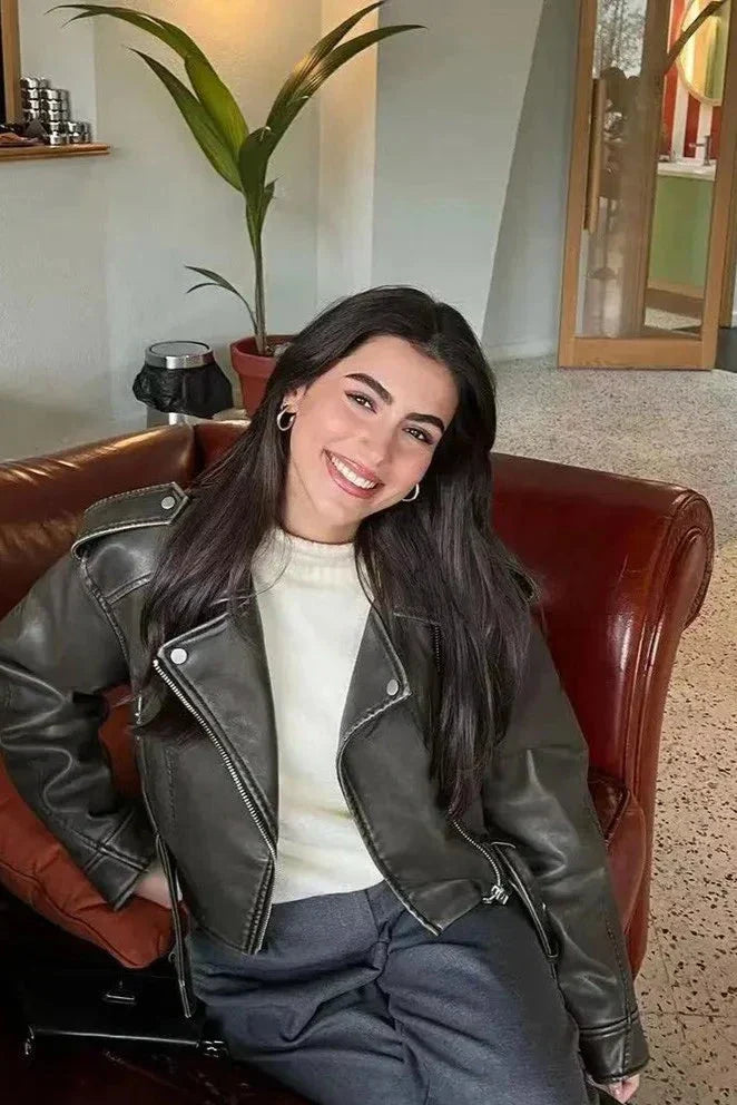 Grüne Damen Bikerjacke als stylische Übergangsjacke für Fashion-Liebhaberinnen, ideal für urbane Outfits.