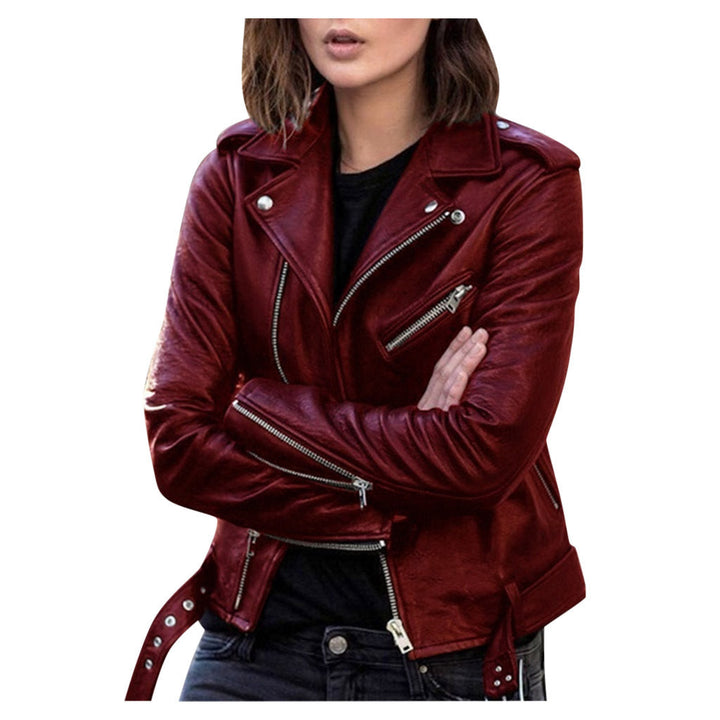 Weinrote Damen Bikerjacke. Trendige Reißverschlussjacke für einen stylischen modernen Alltags-Look.