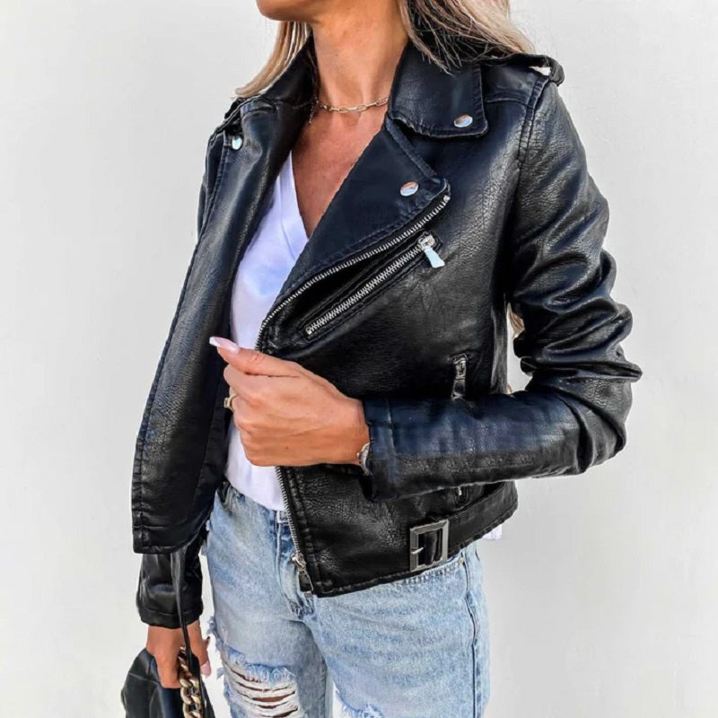 Schwarze Damen Bikerjacke mit Reverskragen. Moderne Oberbekleidung für einen stilvollen Look im Frühling/Herbst.