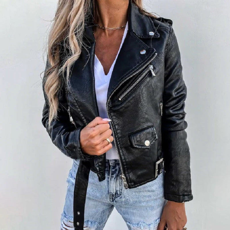 Weinrote Damen Bikerjacke mit Reverskragen. Trendige Oberbekleidung für Frühling & Herbst, elegant und modisch.