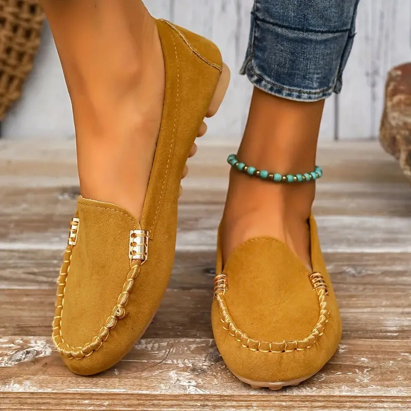 Bequeme Damen Slipper in Schwarz, flache Alltagsschuhe mit Easy-On-Funktion für leichten Einstieg.