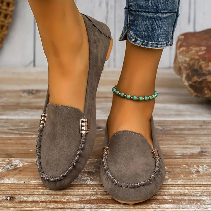 Klassische schwarze Damen Halbschuhe, bequeme Slipper für den täglichen Gebrauch und Freizeit.