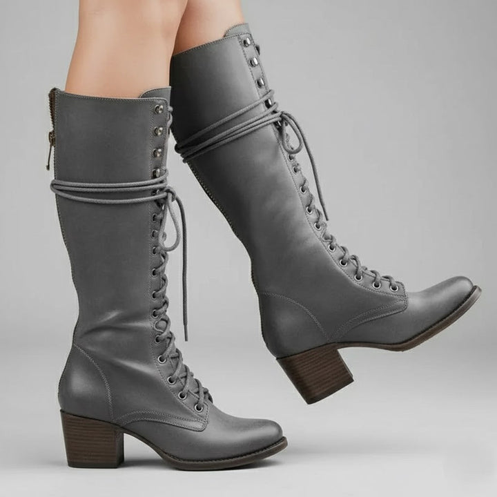 Bequeme kniehohe Damen Schnürstiefel, ausgestattet mit trendigem Blockabsatz. Ideal für Herbstmode.