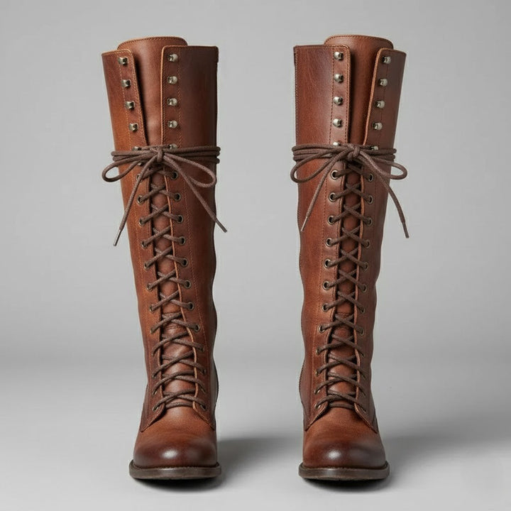 Detail: Kniehohe Damen Schnürstiefel mit präziser Schnürung und elegantem Blockabsatz.