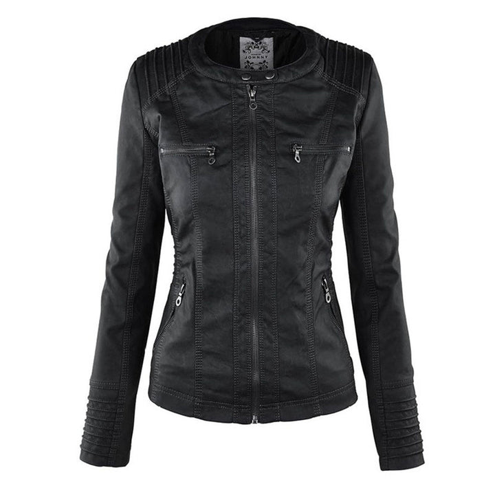 Frau trägt schwarze Lederlook Kapuzenjacke. Modische Damenjacke mit stilvollem Eleganz für jede Frau.