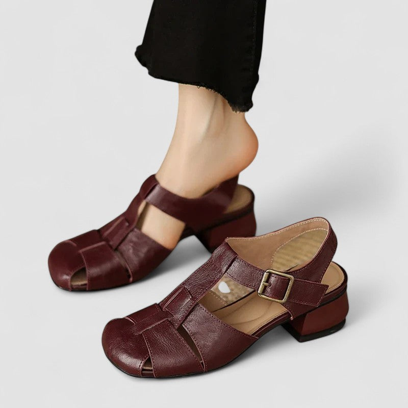 Schwarze Damen Mary-Jane Slipper. Orthopädische Komfortschuhe mit Fußgewölbestütze für ganztägigen Tragekomfort.