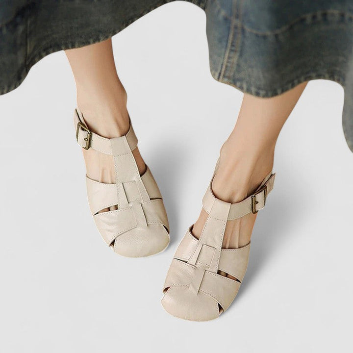 Detailaufnahme der Innensohle. Orthopädische Damen Slipper mit ergonomischer Fußgewölbestütze für Dämpfung und Entlastung.