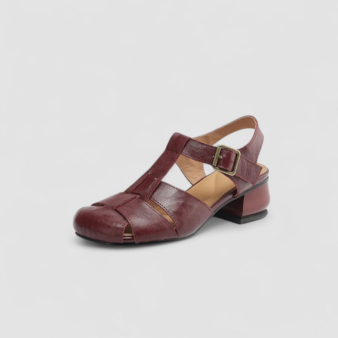 Seitliche Ansicht der schwarzen Mary-Jane Slipper. Komfortable Damenschuhe mit weichem Obermaterial und flexiblem Design.
