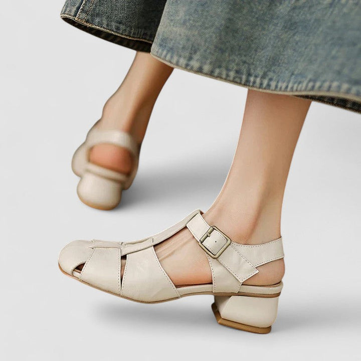 Vorderansicht der orthopädischen Mary-Jane Slipper für Damen, schwarzes Design mit runder Schuhspitze.